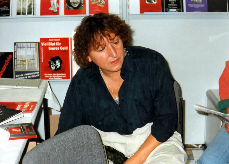 Datei:Karin Kramer Buchmesse Mitte-Ende 1980er.jpg